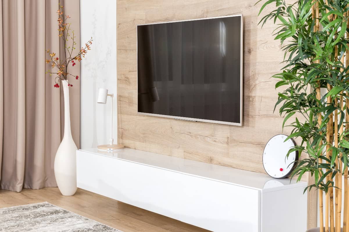 Jak dopasować uchwyt na ścianę do telewizora?