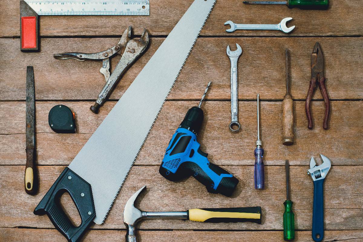Niezbędnik majsterkowicza – co warto mieć w domowej skrzynce z narzędziami?