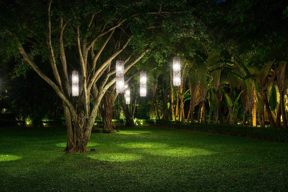 Oświetlenie ogrodowe – sposób na piękny i bezpieczny ogród