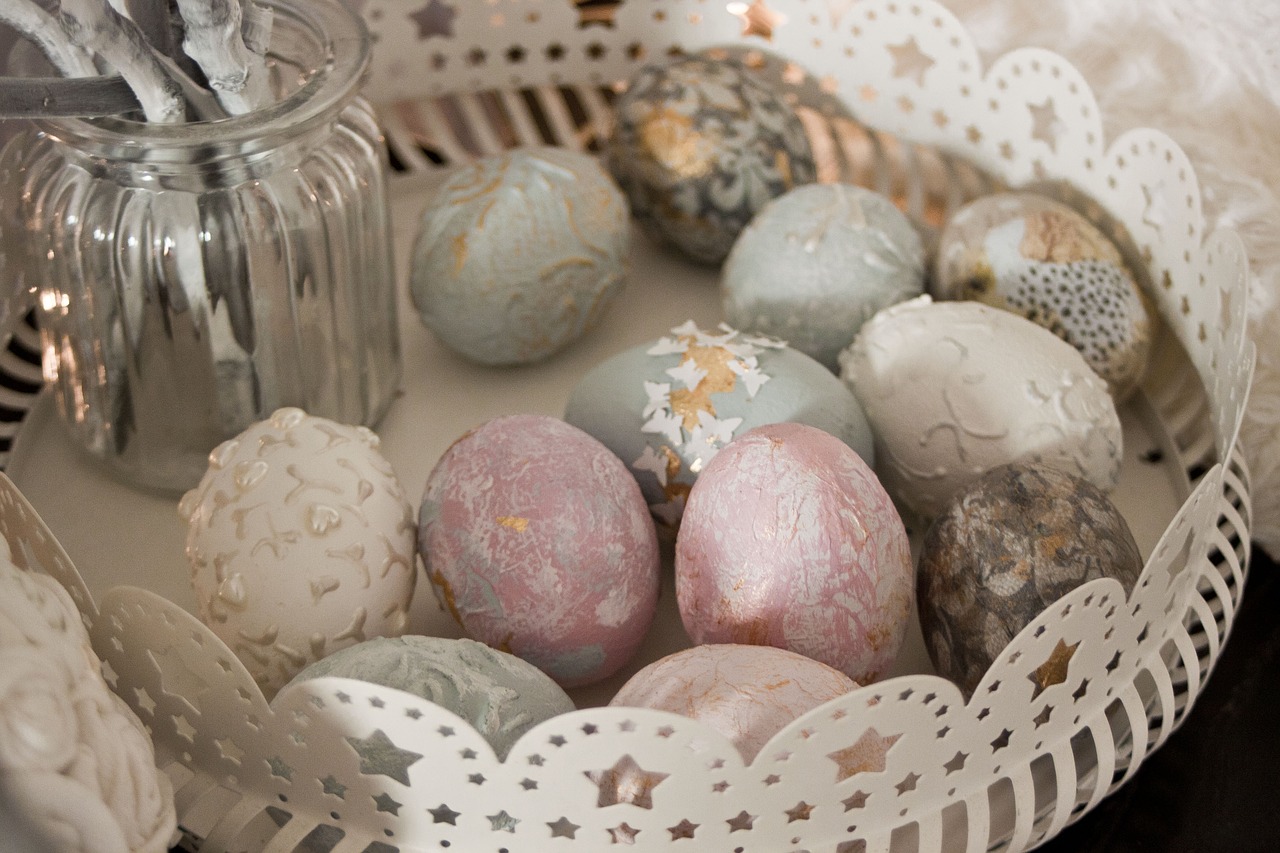 Dekoracyjne jajka styropianowe – jak ozdobić?