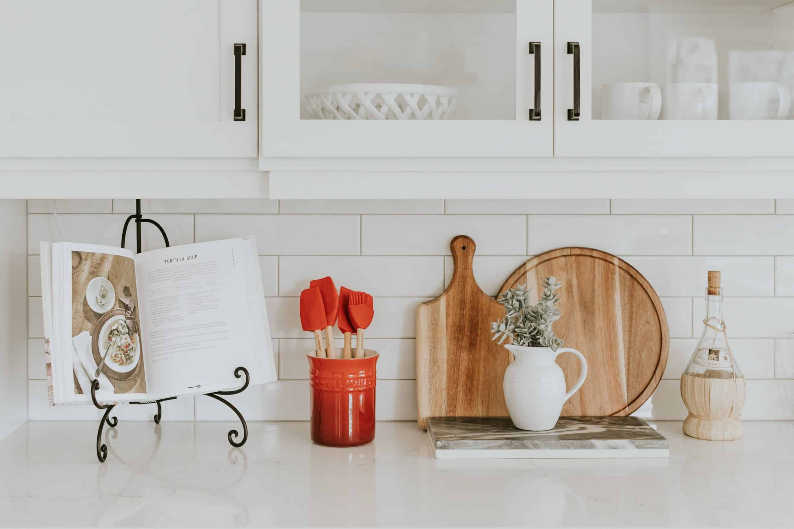 Płytki ceramiczne w cegiełkę – inspiracje do kuchni i łazienki