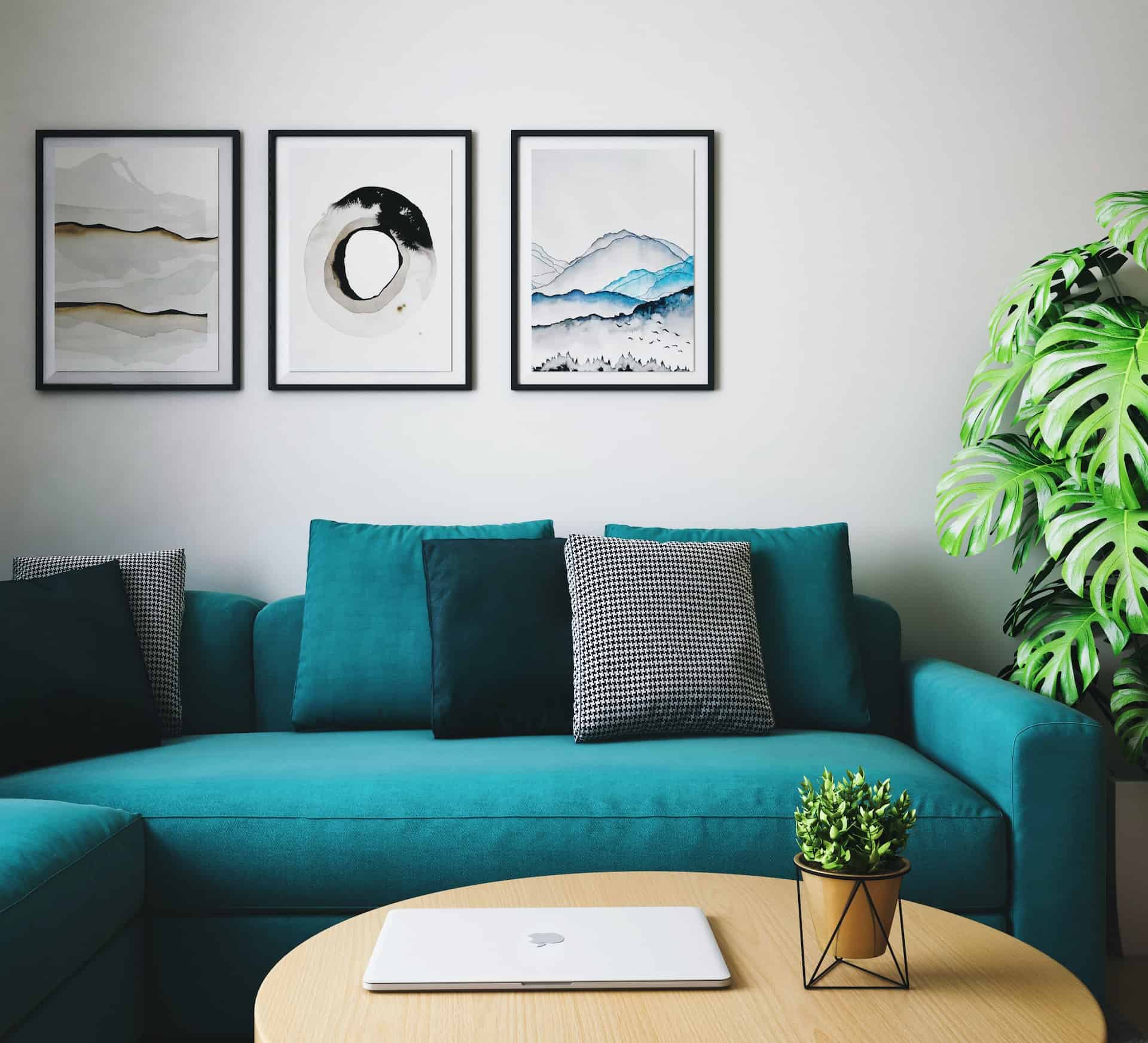Pokrowiec na sofę — szybki i tani sposób na odświeżenie salonu