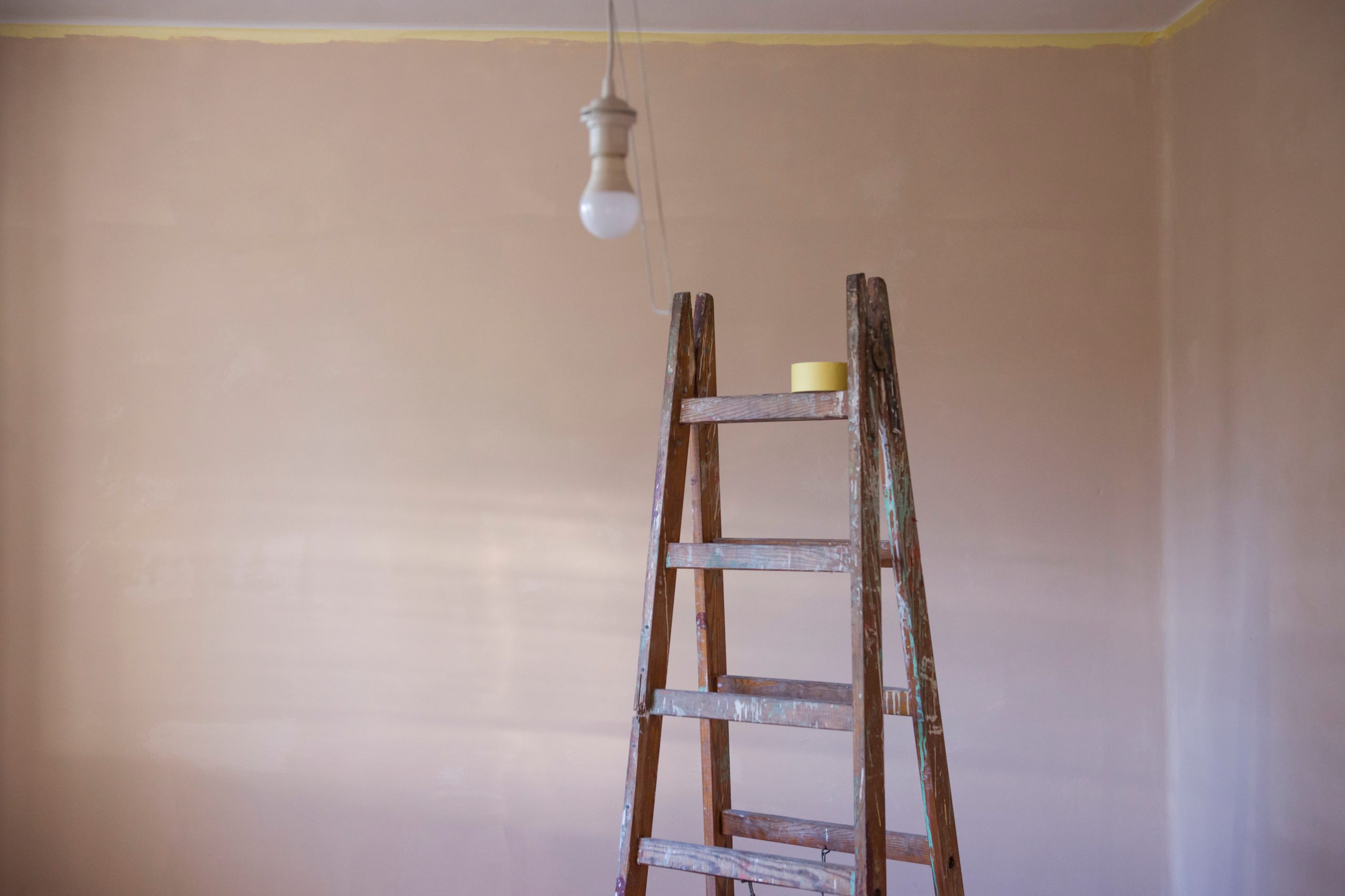 Malowanie ścian wałkiem – jak osiągnąć perfekcyjne efekty?