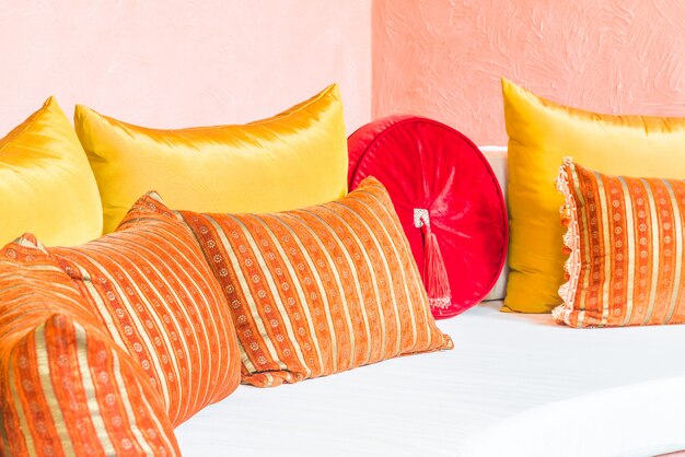 Jak wybrać idealne pokrowce na poduszki do twojego wnętrza